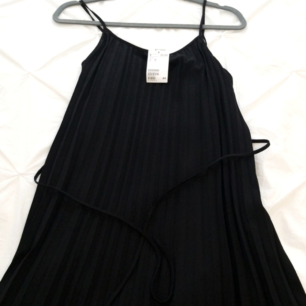 H&M Black Flowy Pleated Dress Size XS (Fits S also)
